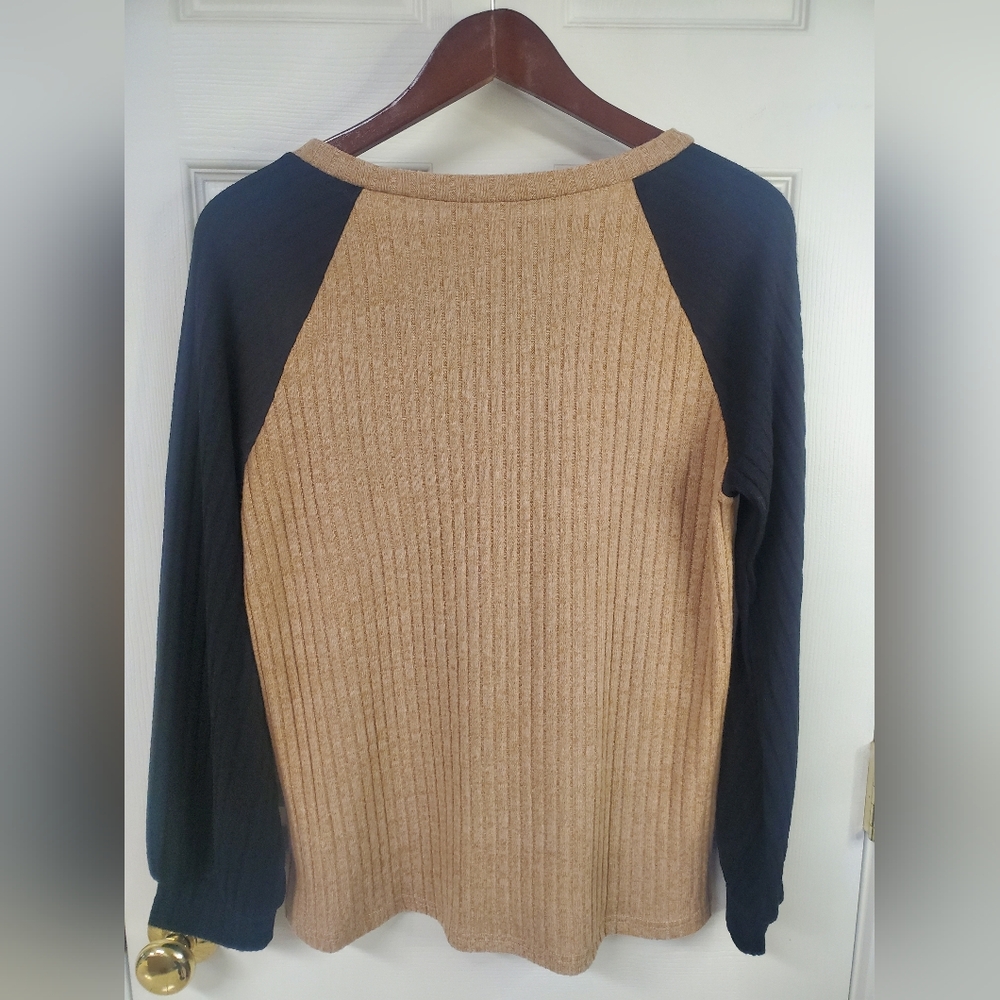 Simple Colorblock Top - Picture 7 of 9
